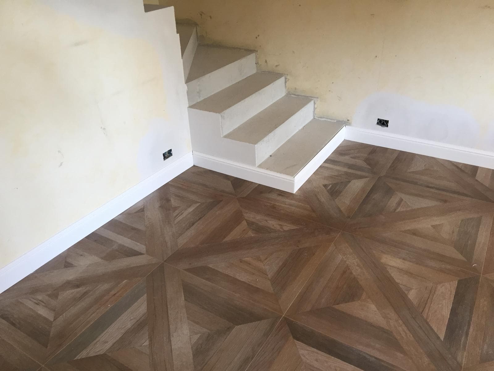 Posa di pavimento finto legno in gres porcellanato