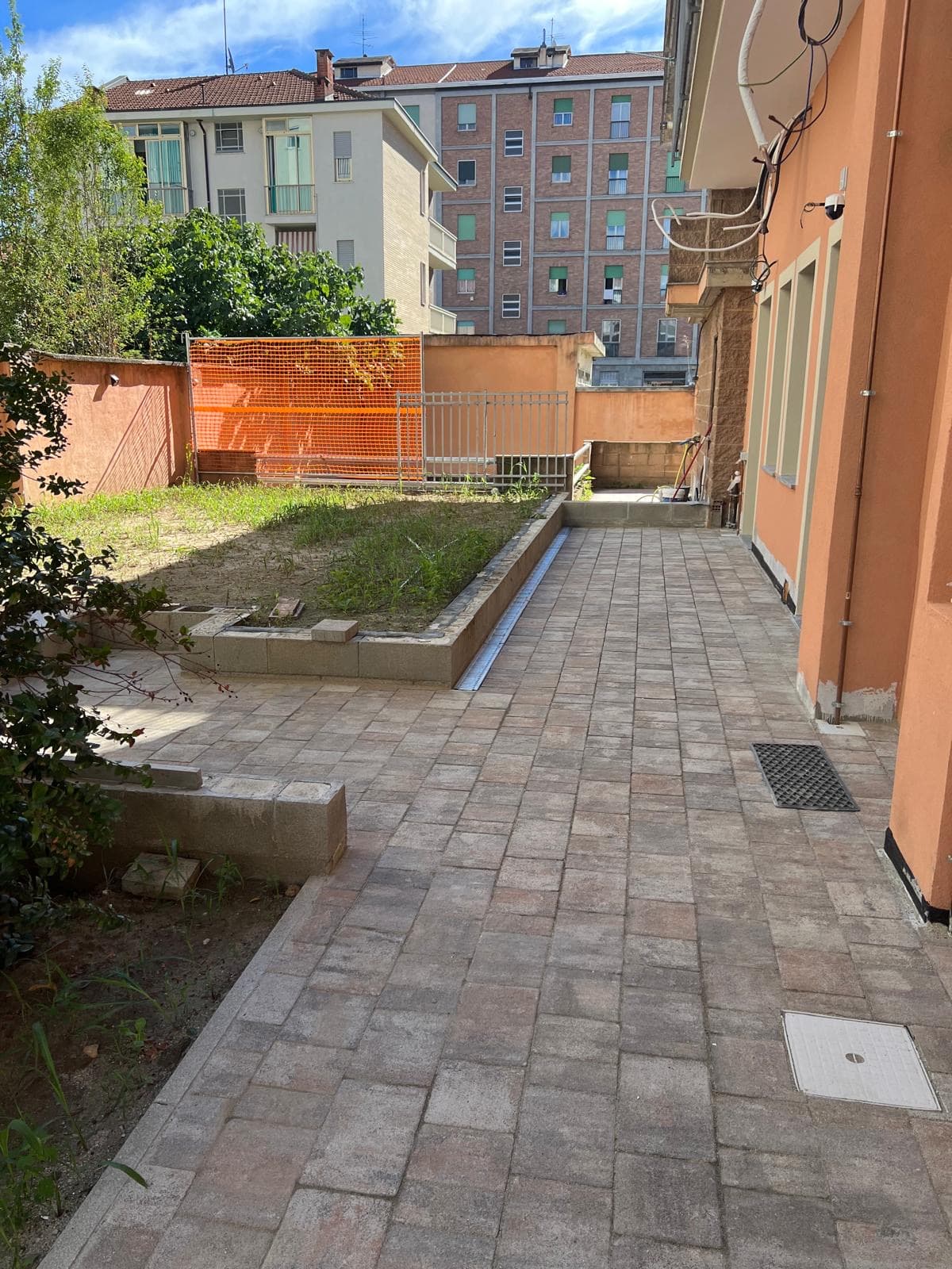 Rifacimento cortile esterno con nuova pavimentazione drenante