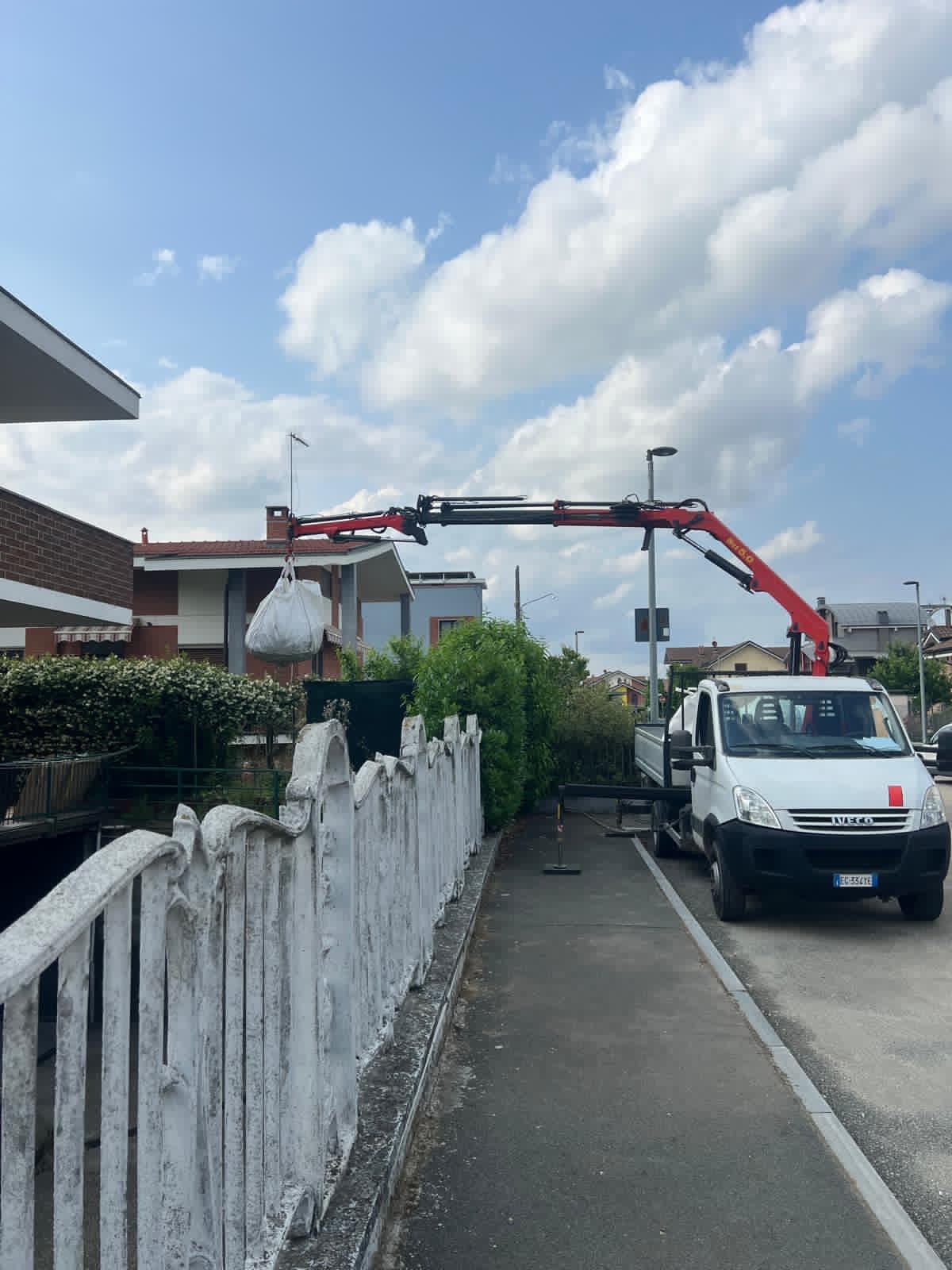 Sollevamento materiali edili con gru su autocarro