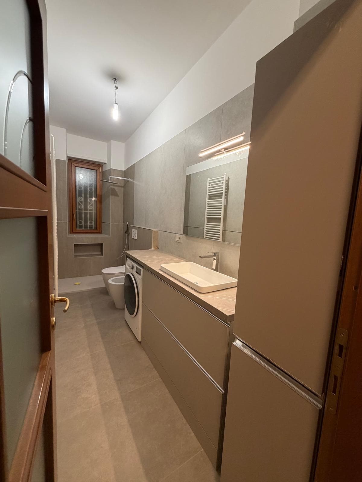 Bagno moderno con arredo su misura e rivestimenti