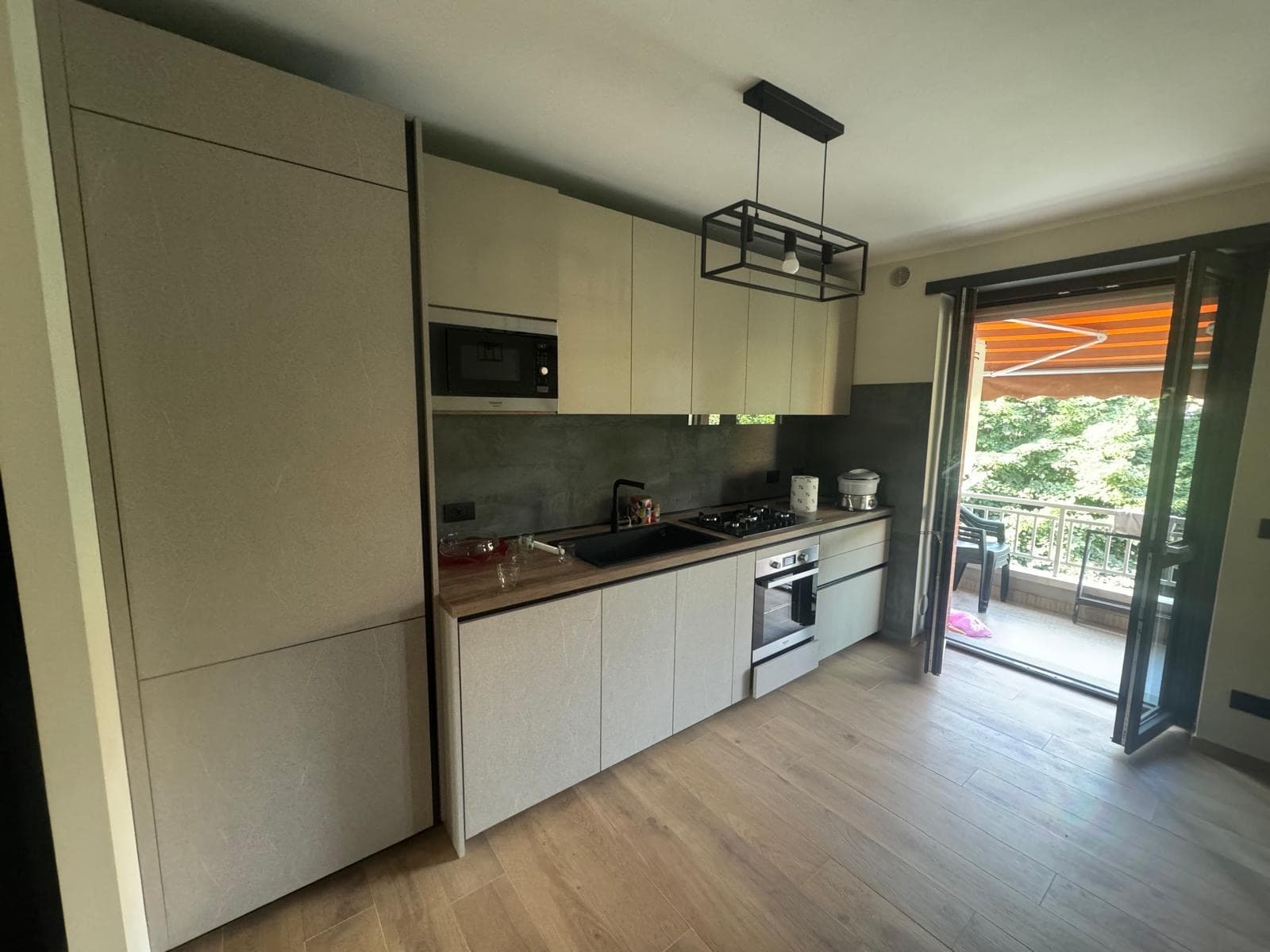 Posa di pavimento effetto legno e rivestimento cucina