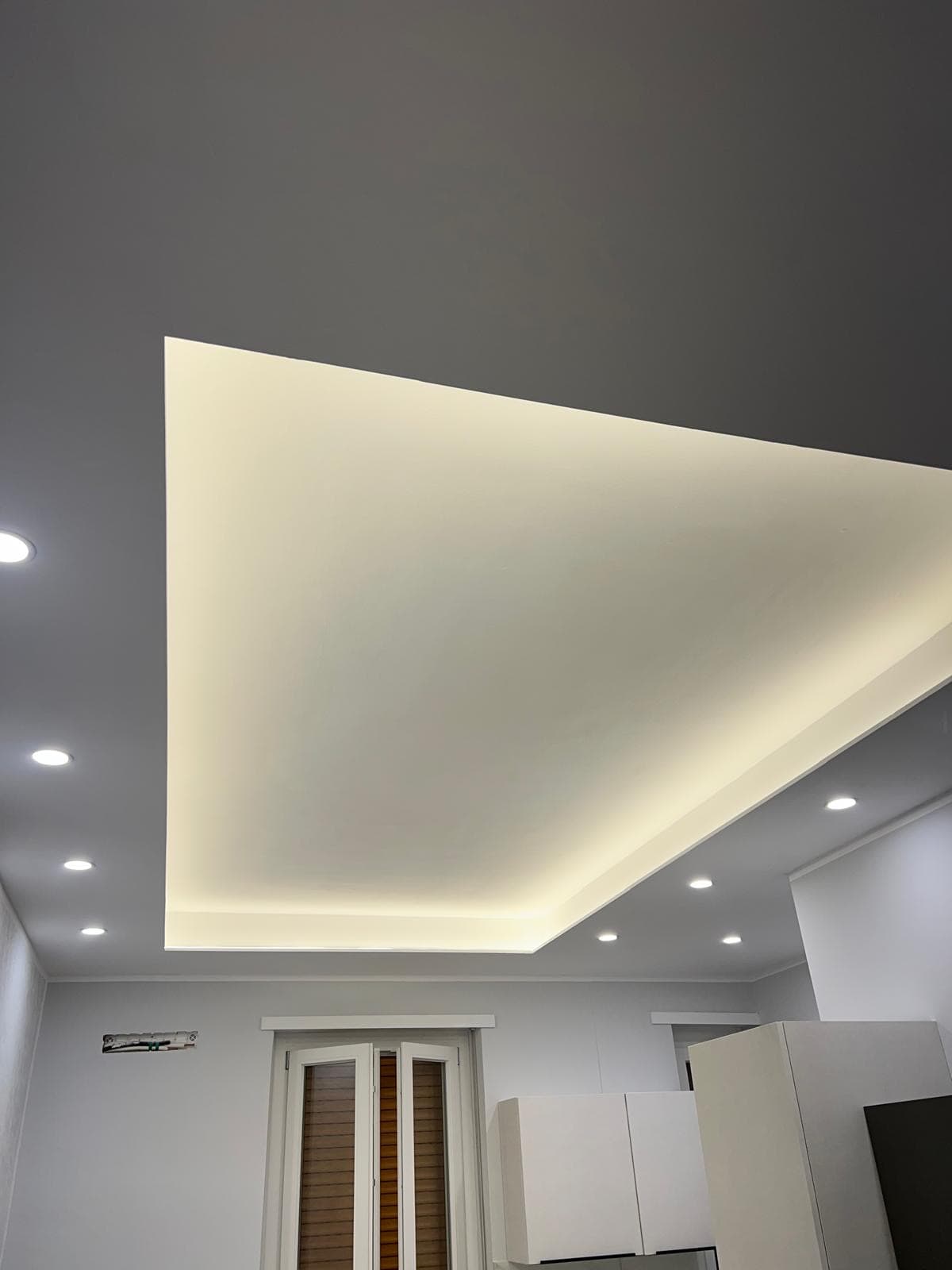 Controsoffitto moderno con illuminazione LED