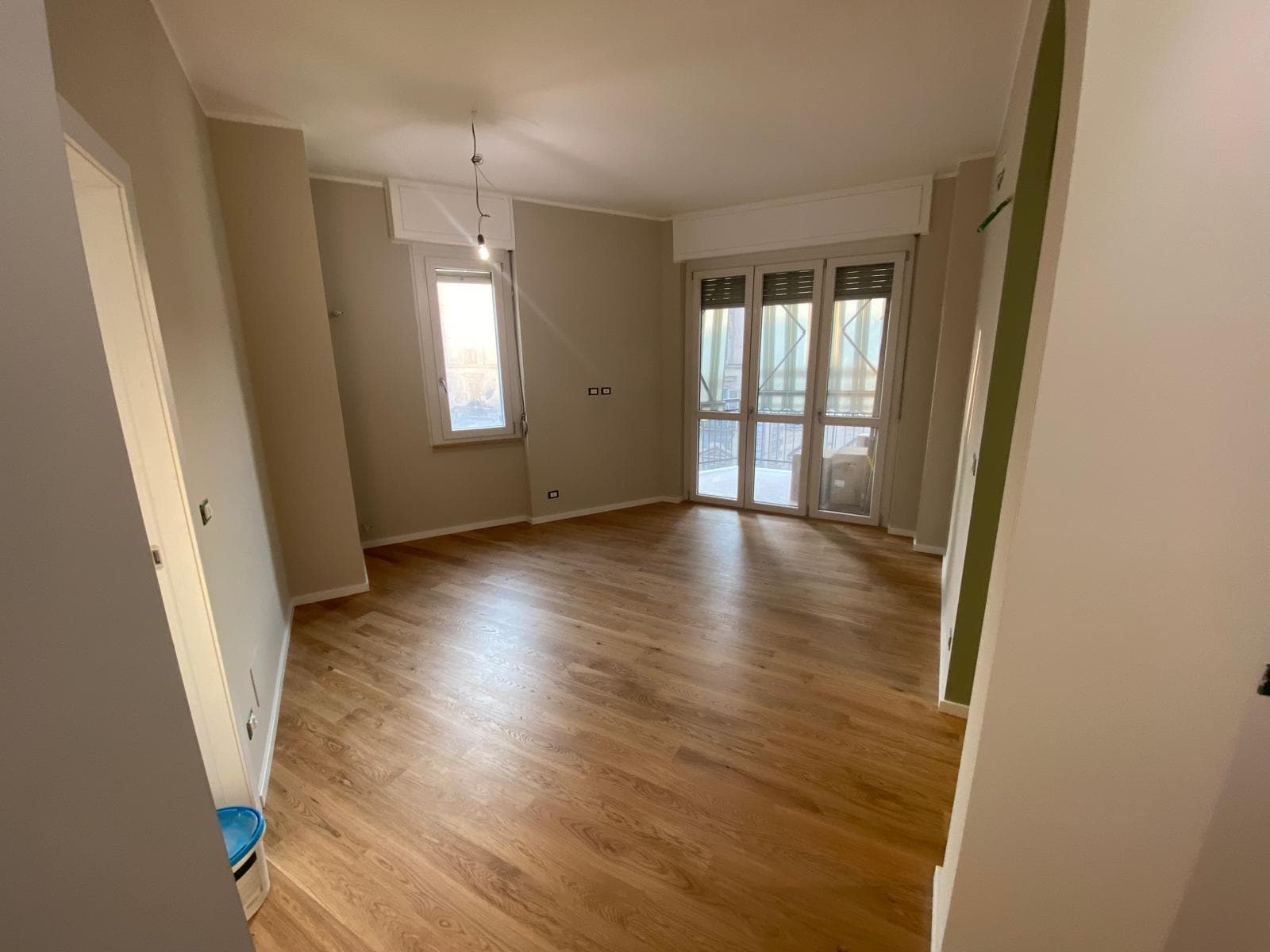 Ambiente ristrutturato con pavimento effetto rovere