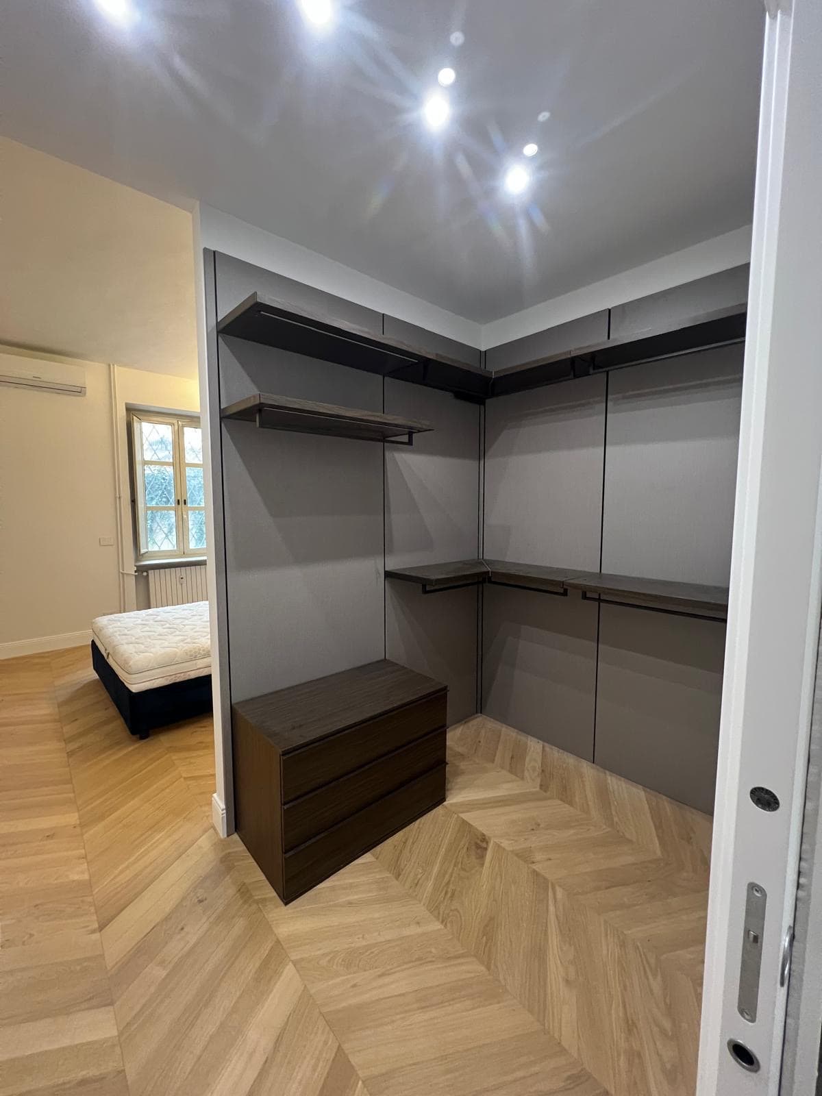 Cabina armadio moderna su misura con pavimento a spina ungherese