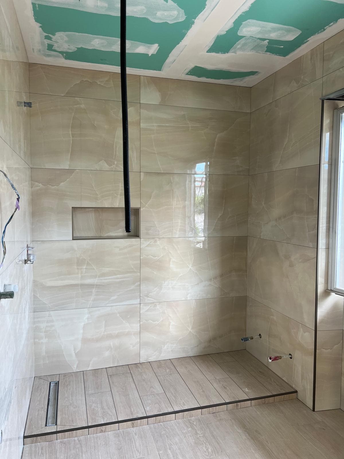 Doccia in fase di realizzazione con rivestimento effetto marmo