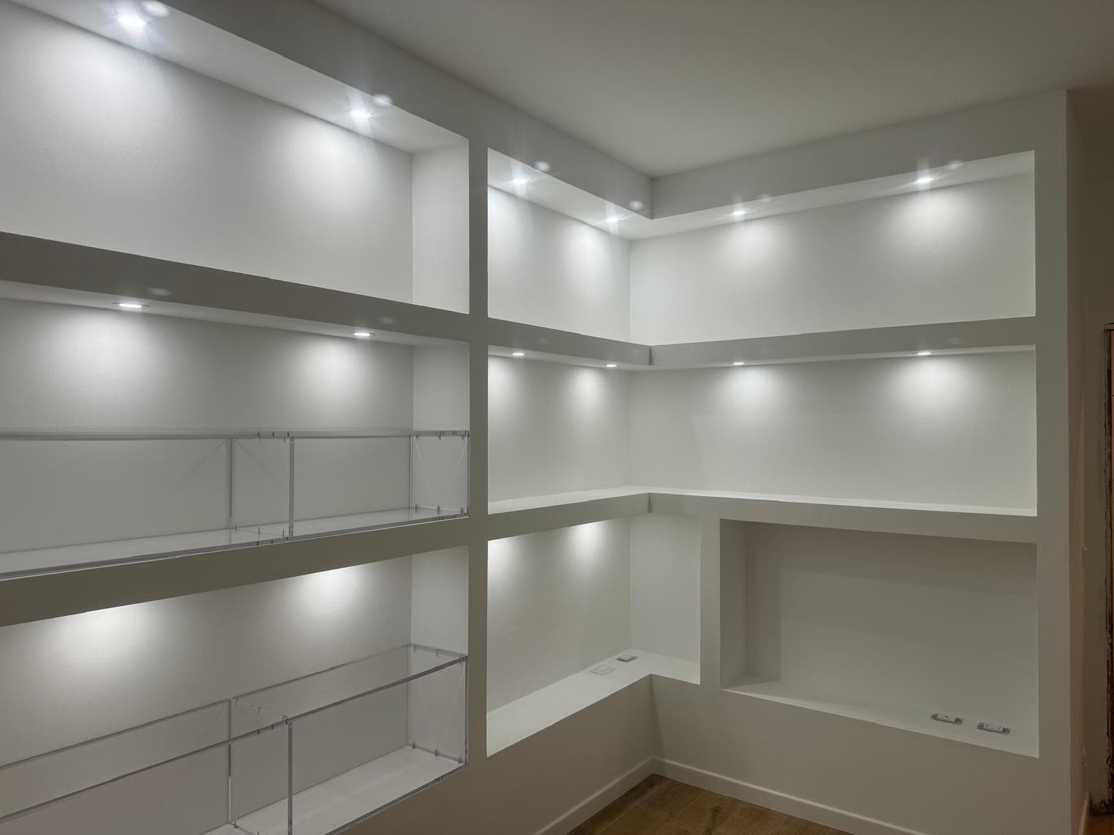 Parete attrezzata in cartongesso con nicchie illuminate a LED