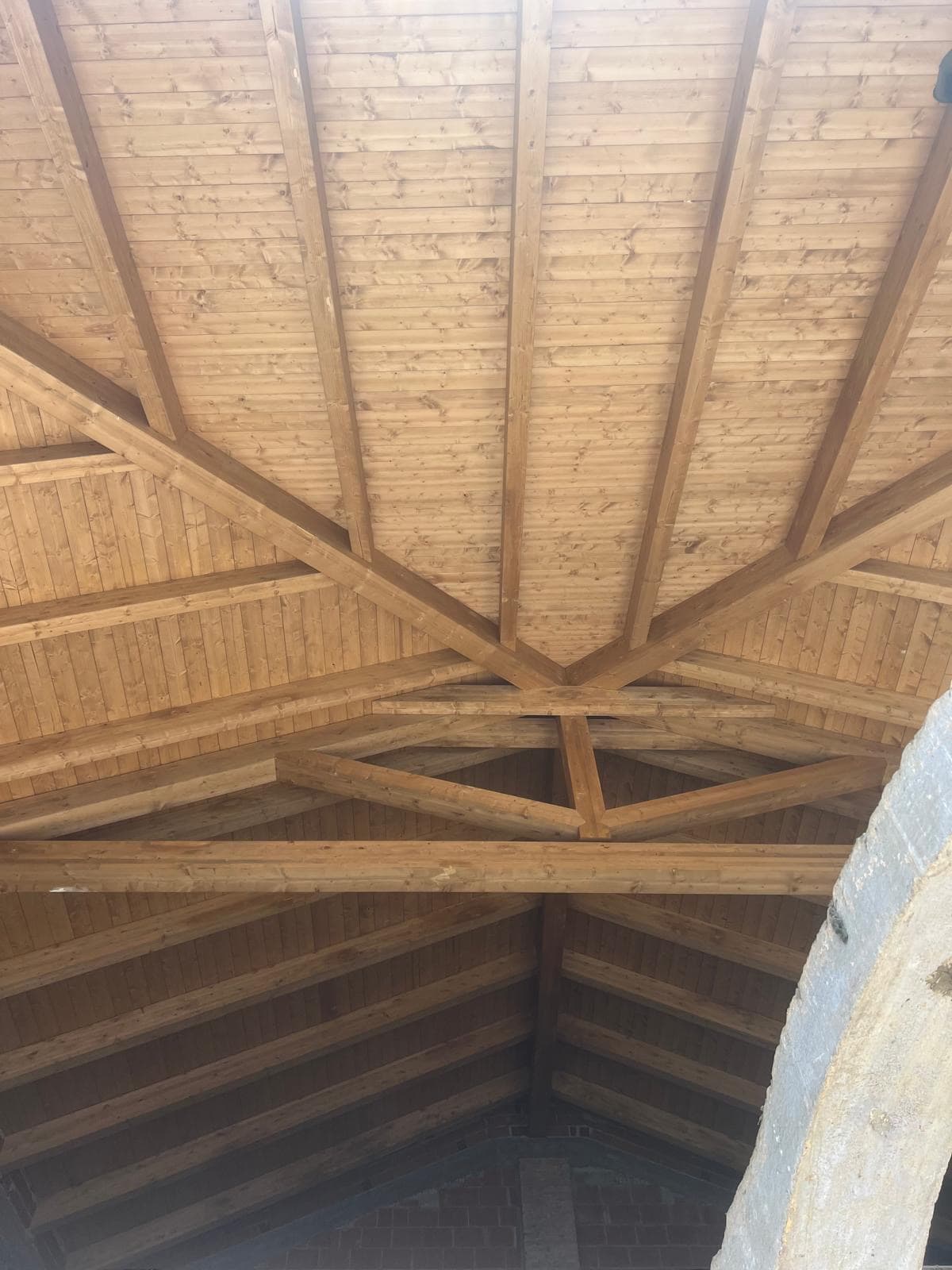 Realizzazione tetto in legno lamellare con travi a vista