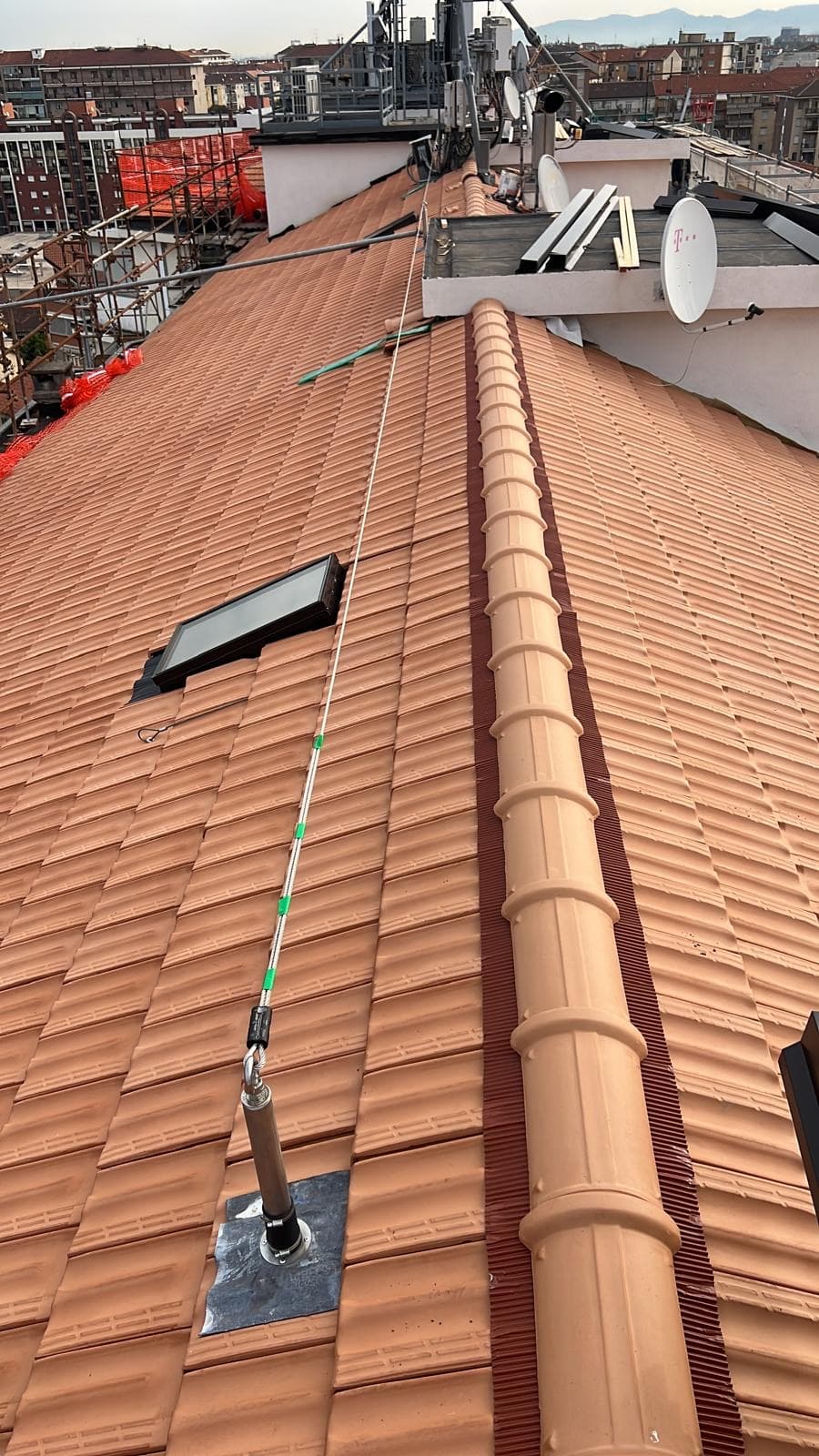 Copertura completa con tegole, colmo ventilato e lucernari